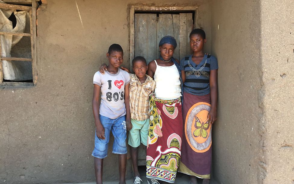 Malawi: Chimwemwe mit ihren Geschwistern