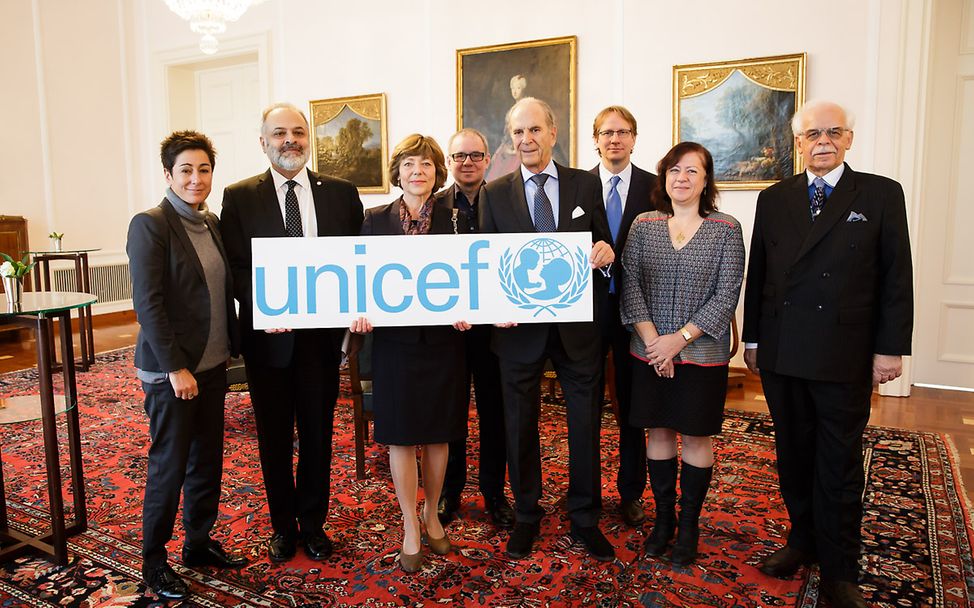 Ein Gruppenfoto mit Daniela Schadt, Schirmherrin UNICEF Deutschland und den anderen Podiumsteilnehmern.