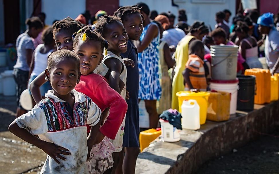 Die Kinder in Haiti freuen sich über sauberes Trinkwasser
