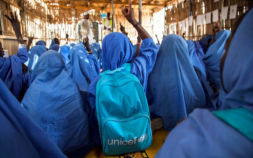 Nigeria: Mädchen in einer Grundschulklasse