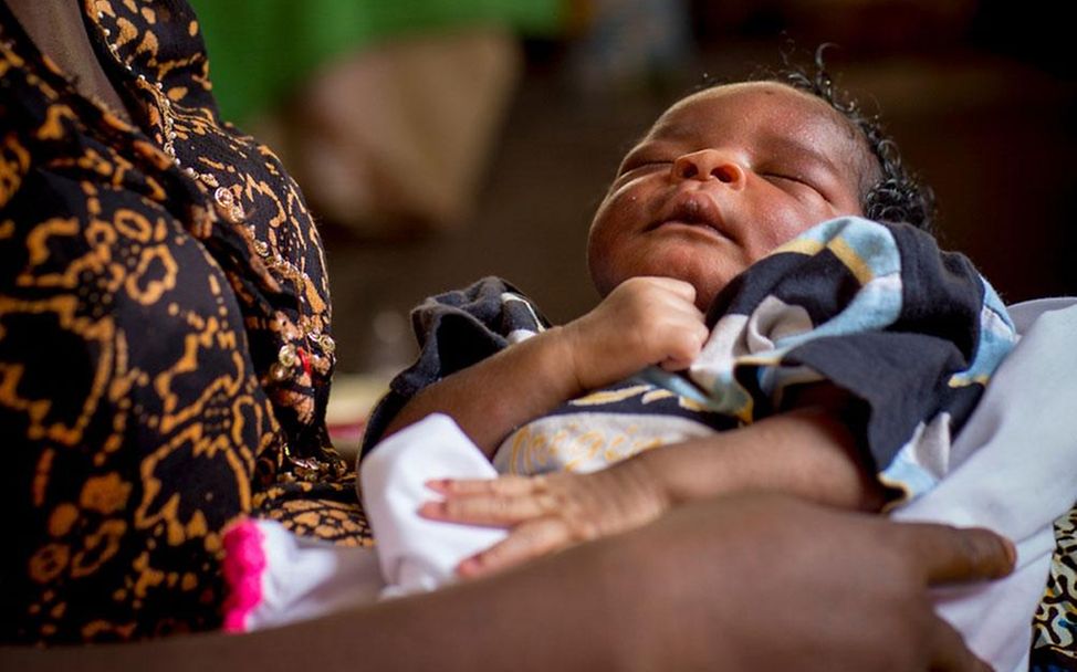 Sierra Leone: Eine Mutter hält ihren neu geborenen Sohn im Arm