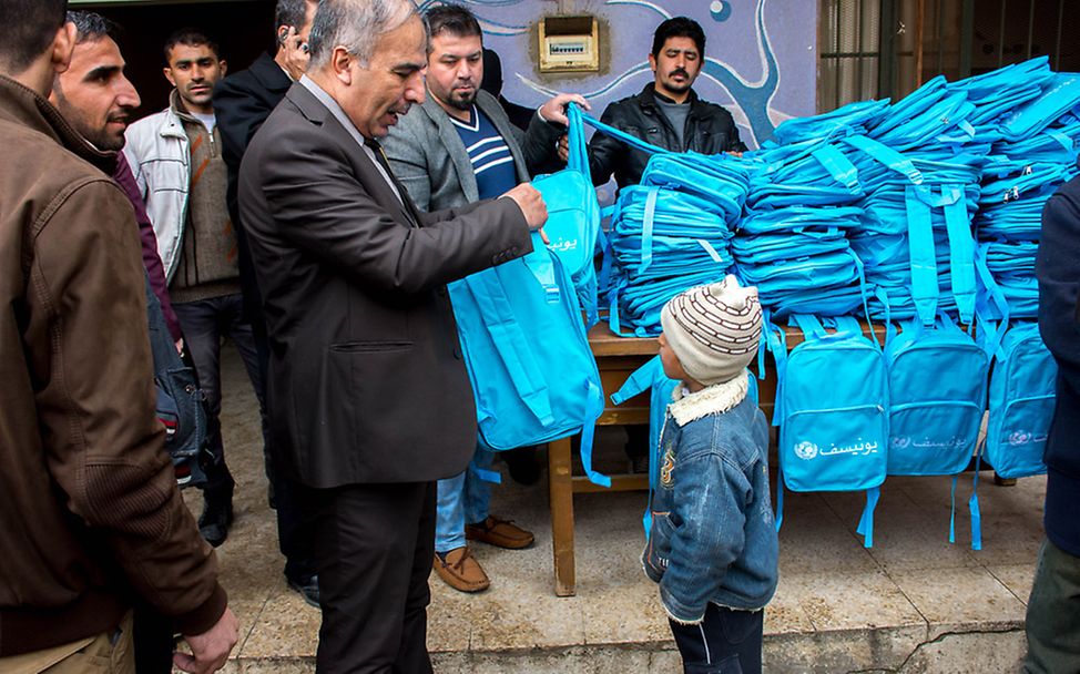 UNICEF-Schulranzen werden für rund 16.000 Kinder verteilt.