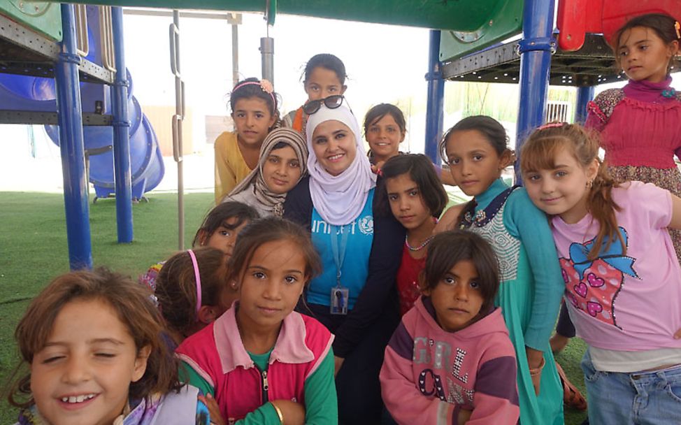 UNICEF-HEROES: Kinderschutzexpertin Seema mit Mädchen aus Azraq