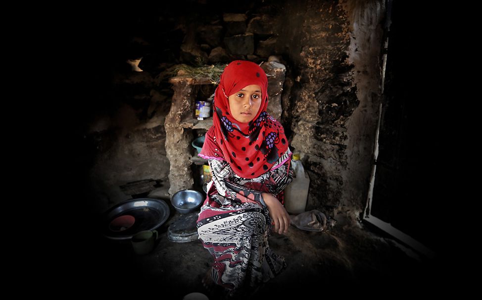 Ein Mädchen sitzt in einer Lehmhütte in Lahj - einer Provinz im Süden des Jemen.