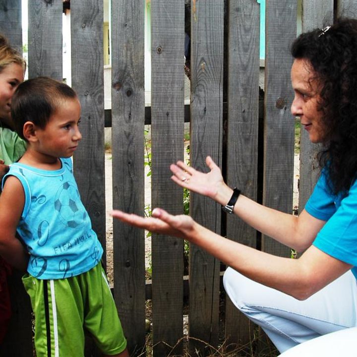 Rumänien: UNICEF-Mitarbeiterin mit Roma-Kindern
