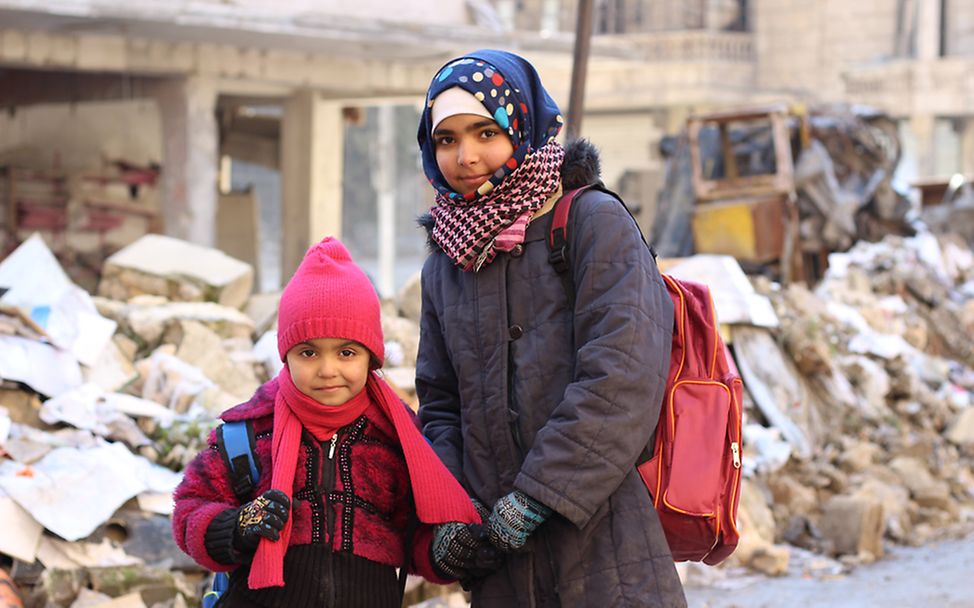 Zwei Schwestern an ihrem ersten Schultag in Ost-Aleppo.
