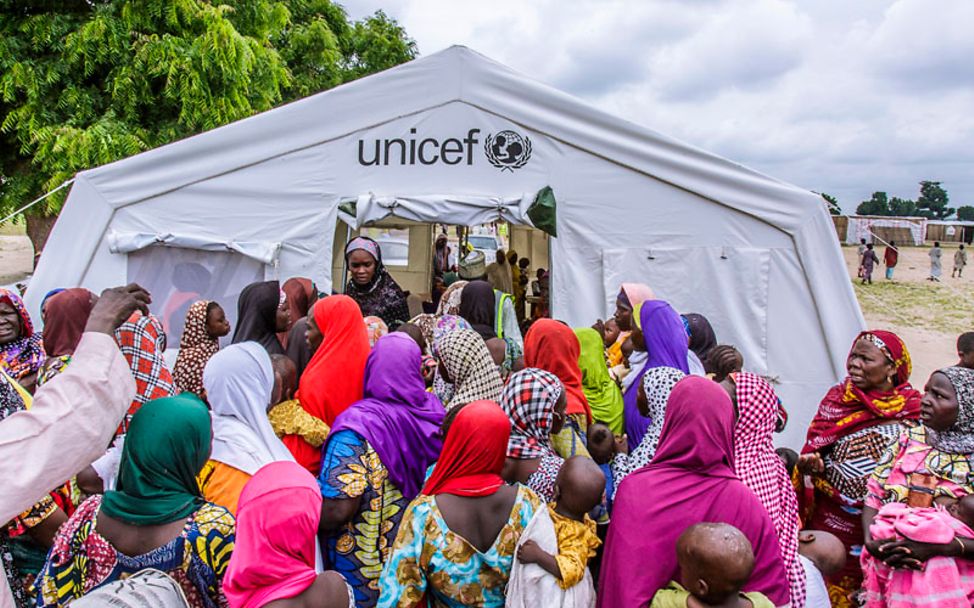 Nigeria: Familien vor einer UNICEF-Klinik