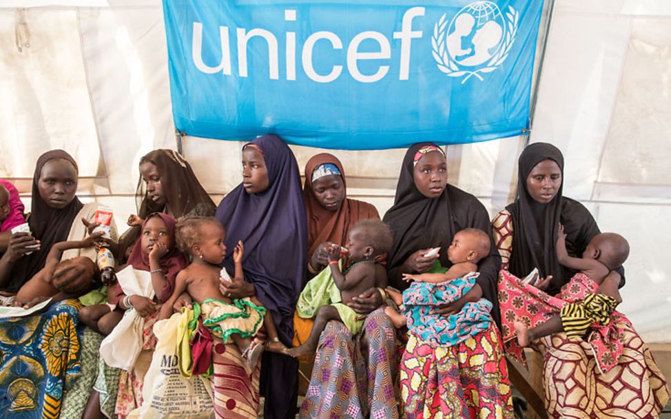 Nothilfe für Nigeria: Eltern warten in Maidguri auf die Behandlung