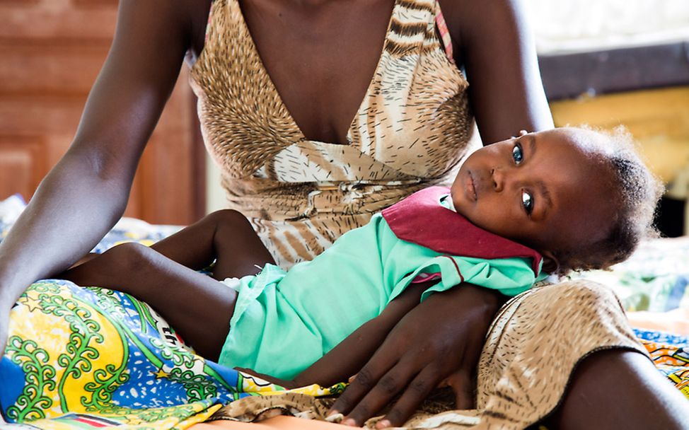 Hungersnot Südsudan: Die kleine Elisabeth liegt müde im Arm ihrer Mutter in einem Krankenhaus im Südsudan.