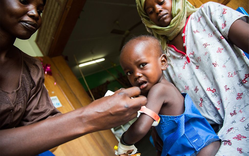 Südsudan: Eine Ernährungsspezialistin behandelt ein schwer mangelernährtes Kind.