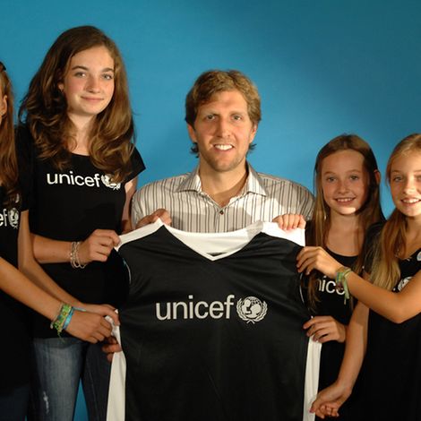 JuniorBotschafterinnen überreichen Dirk Nowitzki ein UNICEF-Trikot