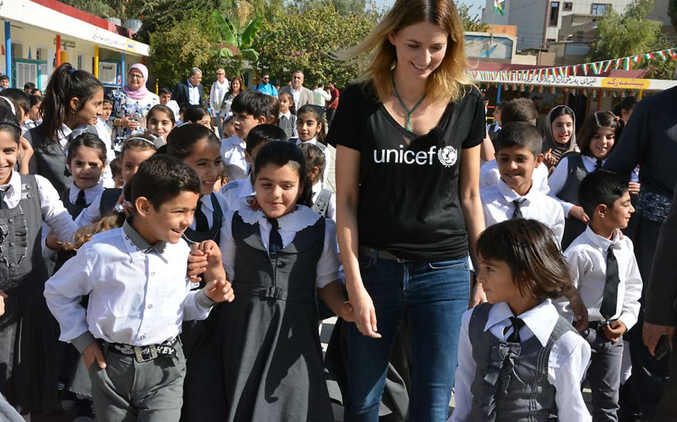 Irakreise: Eva Padberg mit Kindern im Schulhof