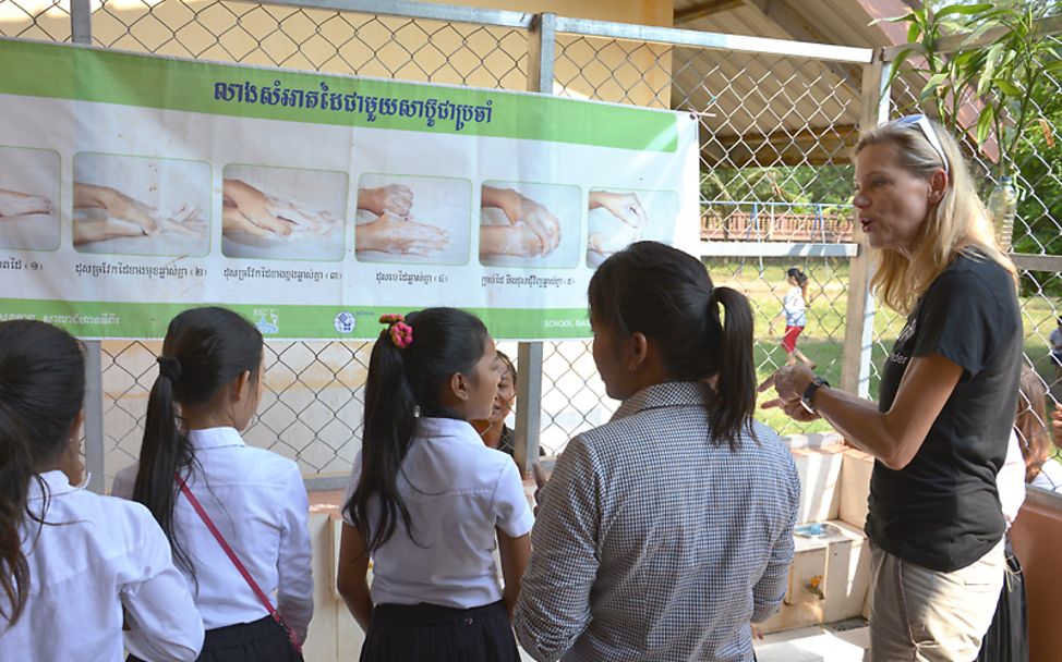 Kambodscha: Nina Ruge mit Kindern beim Händewaschen 