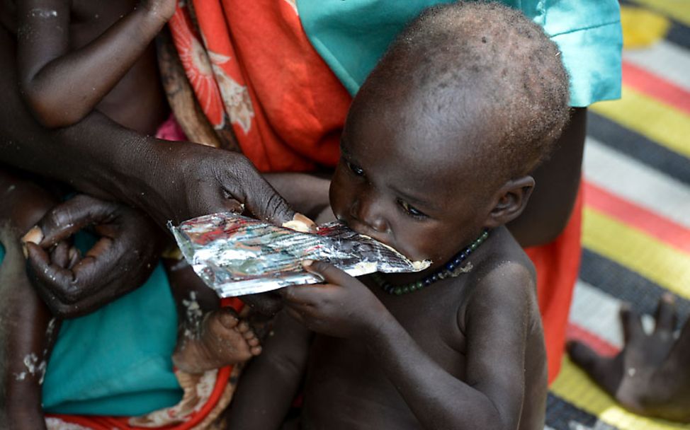 Hungersnot: Ein Baby wird mit Erdnusspaste gefüttert