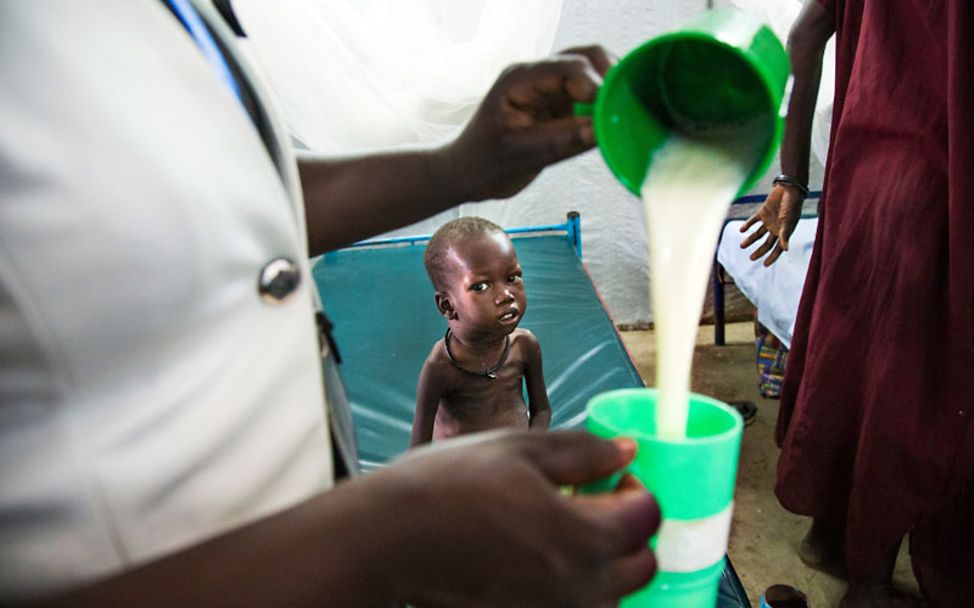 Hungersnot Südsudan: Milch wird zum Verzehr vorbeireitet