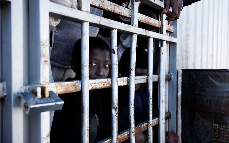 Ein Junge in einem Gefängnis in Libyen.