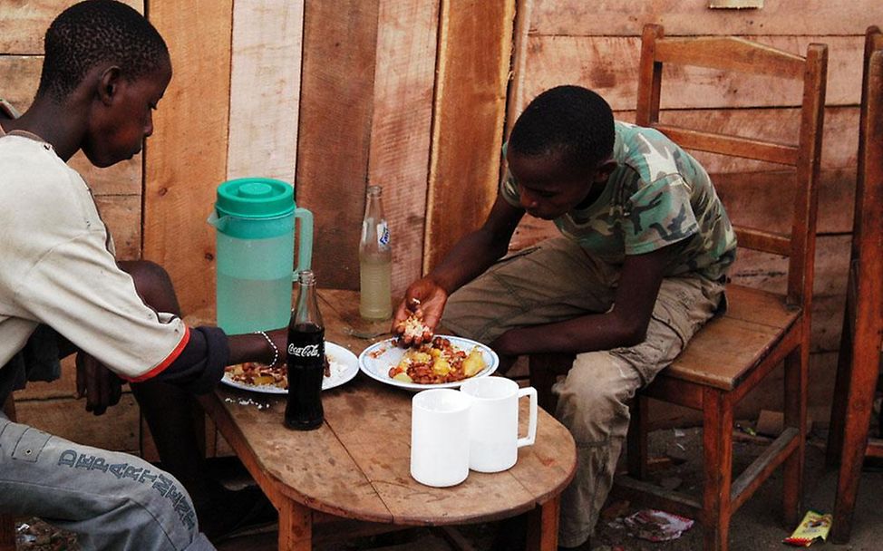 Burundi: Straßenkinder müssen arbeiten, um Essen zu haben