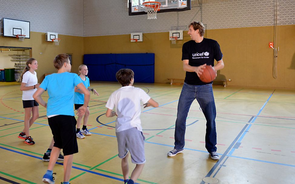 UNICEF-Botschafter Dirk Nowitzki spielt Basketball mit Kindern