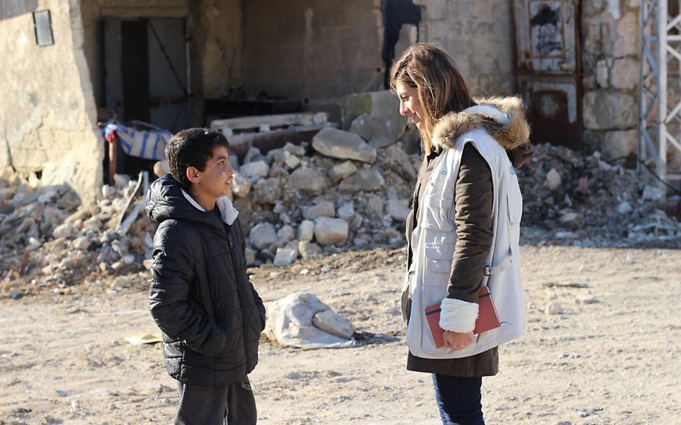 Syrien: Majed spricht mit derUNICEF-Mitarbeiterin Basma Ourfali