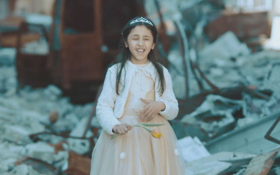 Musikvideo Syrien: Ansam vor Trümmern der Stadt Aleppo