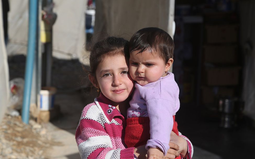 Sechs Jahre Syrienkrieg: Mädchen mit ihrer Schwester im Flüchtlingscamp Nizip/Türkei 
