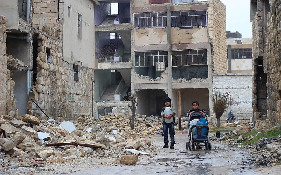 Sechs Jahre Syrienkrieg: Zwei syrische Kinder vor den Häuserruinen in Ost-Aleppo
