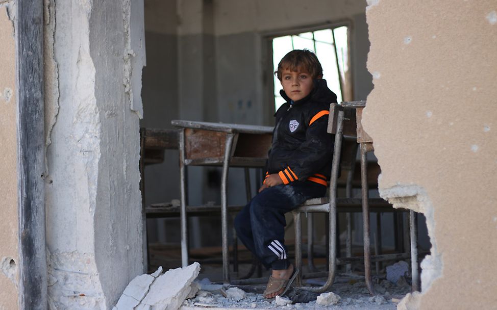 Sechs Jahre Syrienkrieg: Syrischer Junge in zerstörter Schule