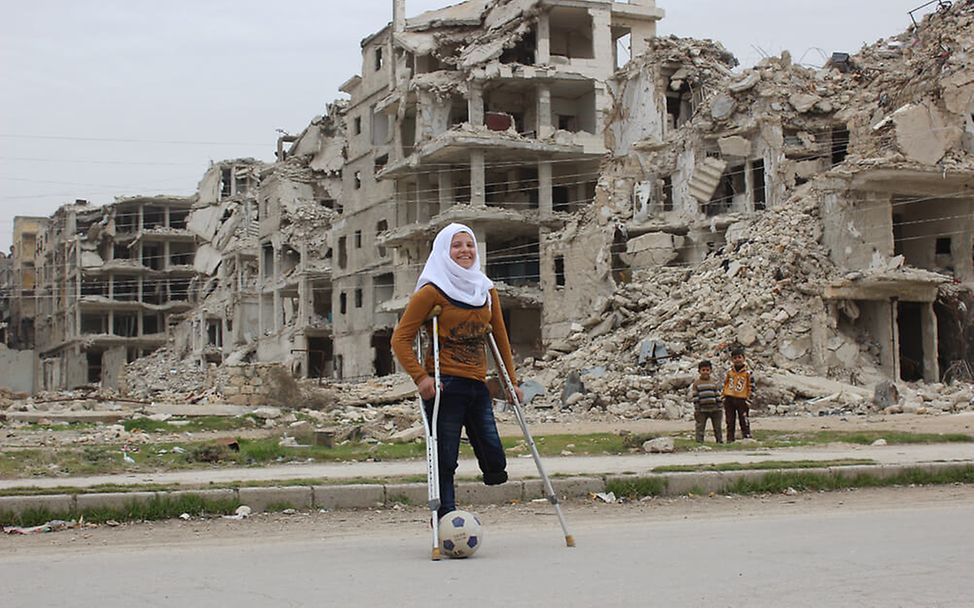 Sechs Jahre Syrienkrieg: Saja aus Aleppo spielt auch mit einem Bein noch Fußball 