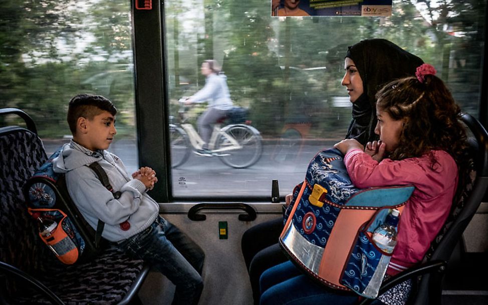 UNICEF-Studie Flüchtlingskinder: Jannar und Amr im Bus auf dem Weg zur Schule