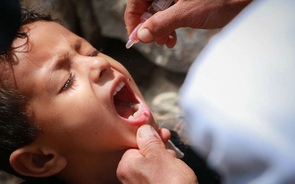 Jemen: Ein Junge wird gegen Polio geimpft.