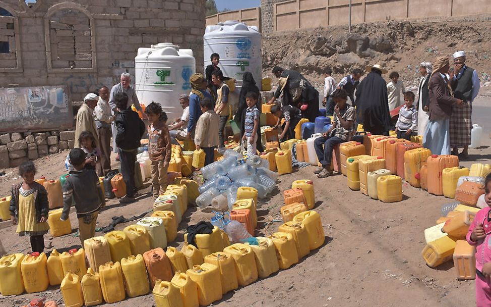 Jemen Krieg: Menschen stehen Schlange mit Wasserkanister
