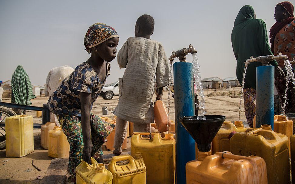 Nigeria: Zara holt Wasser für sich und ihre Familie in Borno, dem am schwersten betroffenen Bundesstaat in Nigeria. 