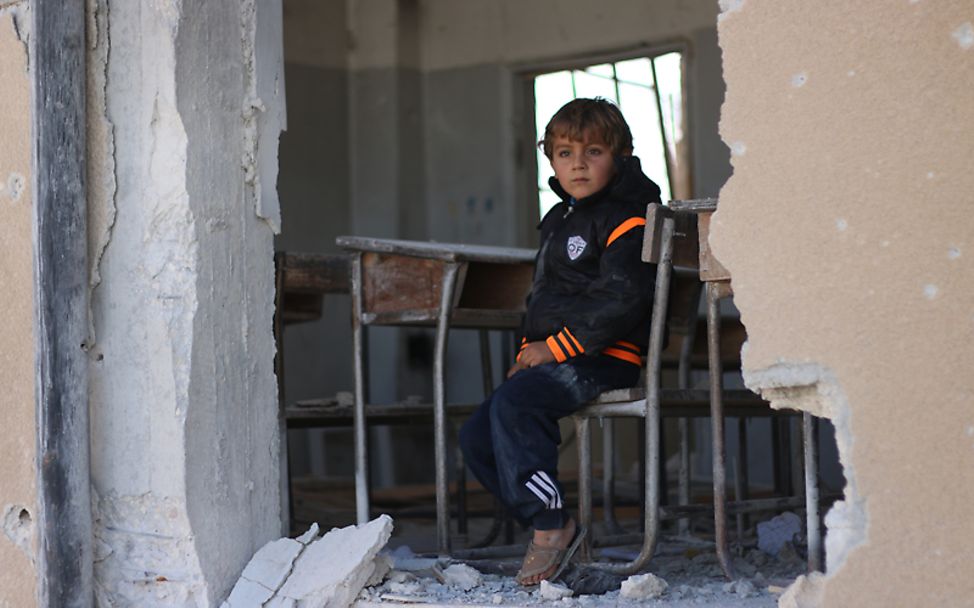 Syrien: Ein kleiner Junge in den Ruinen einer Grundschule