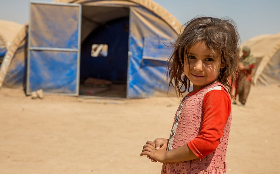 Irak: Sarah steht vor einem Zelt im Camp Tinah