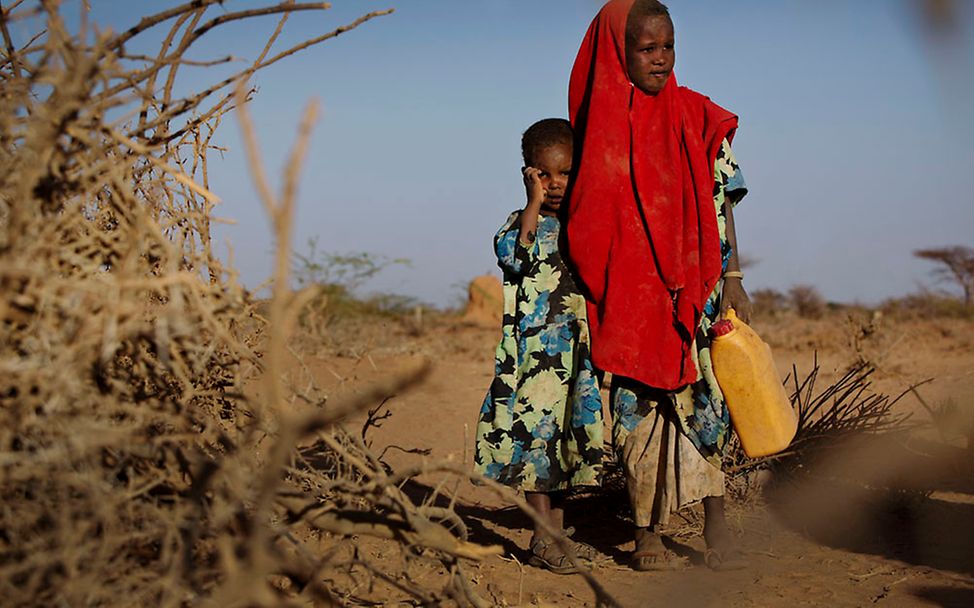Somalia: Die sechsjährige Tirig sucht mit ihrer kleinen Schwester Wasser. 