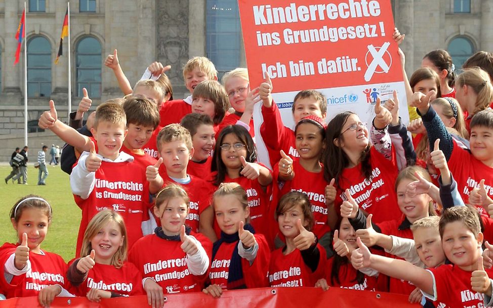 Kinderrechte ins Grundgesetz: Kinderdemonstration vor dem Reichstag in Berlin