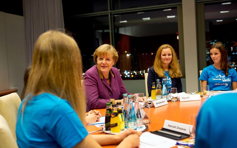 Kinderrechte ins Grundgesetz: Jugendliche diskutieren mit Bundeskanzlerin Angela Merkel