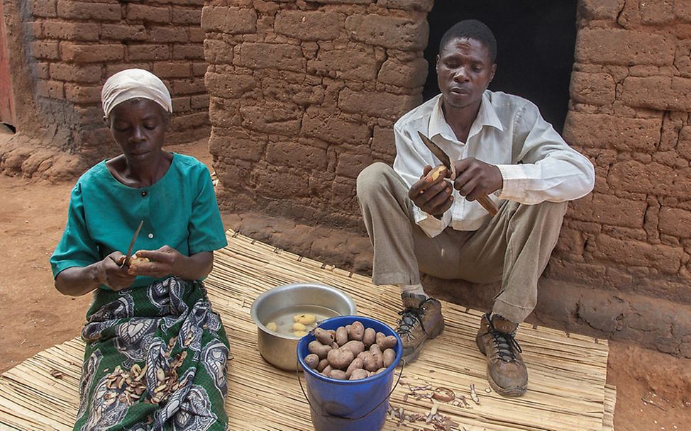 Malawi: Kefasi and Filesi Jackson beim Kartoffelschälen