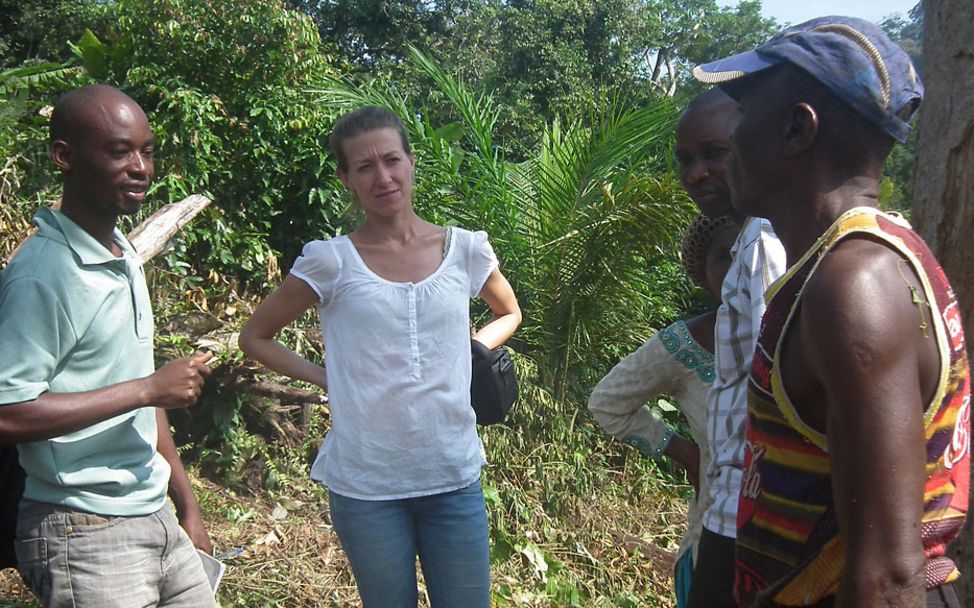 Kongo: Maren Platzmann mit Farmern in Nord Kivu