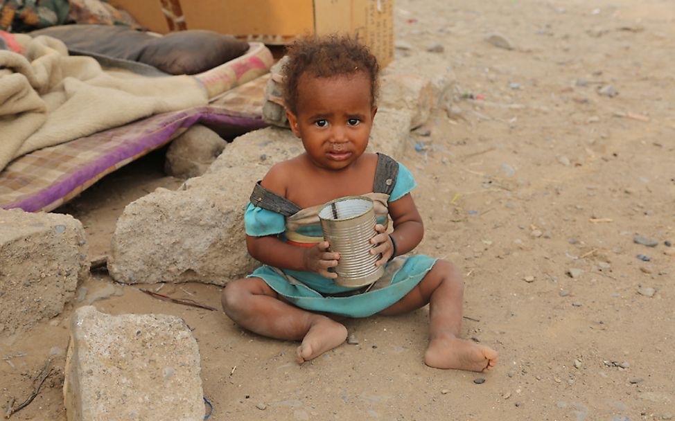 Jemen: Vertriebenes Kind mit leerer Dose in Notunterkunft