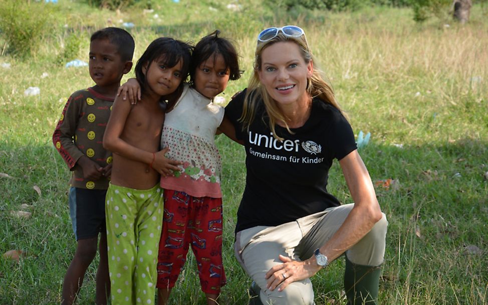 Nina Ruge während ihrer Porjektreise mit Kindern in Kambodscha