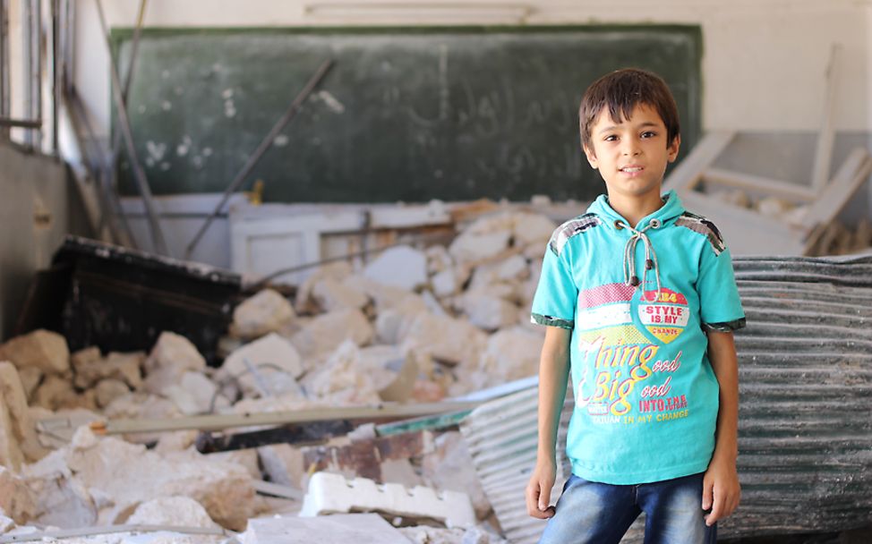 Syrien: Ein Kind in einer zerstörten Schule
