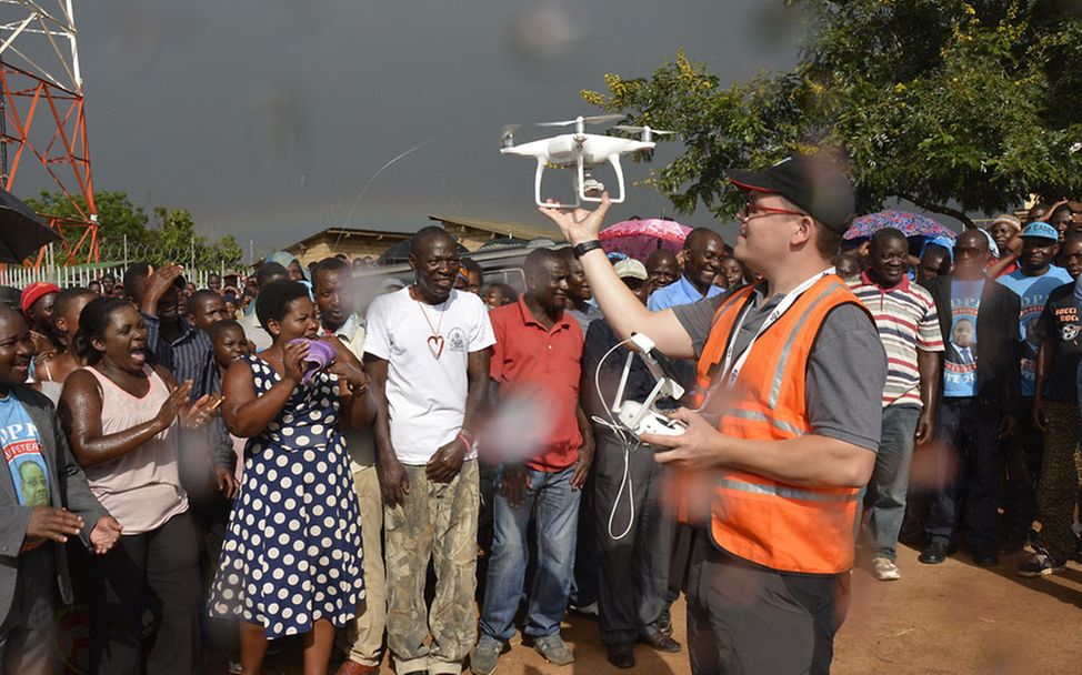 Malawi: Pilot Owen landet die Drohne auf seiner Hand