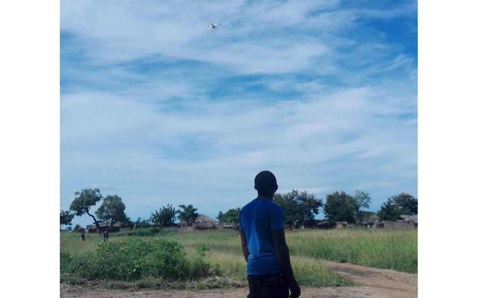 Malawi: Ein Dorfbewohner beobachtet die Drohne
