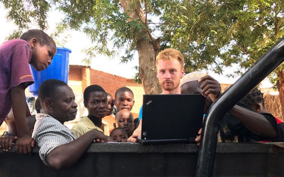 Malawi: Gemeinsam werden die Daten der Drohne ausgewertet