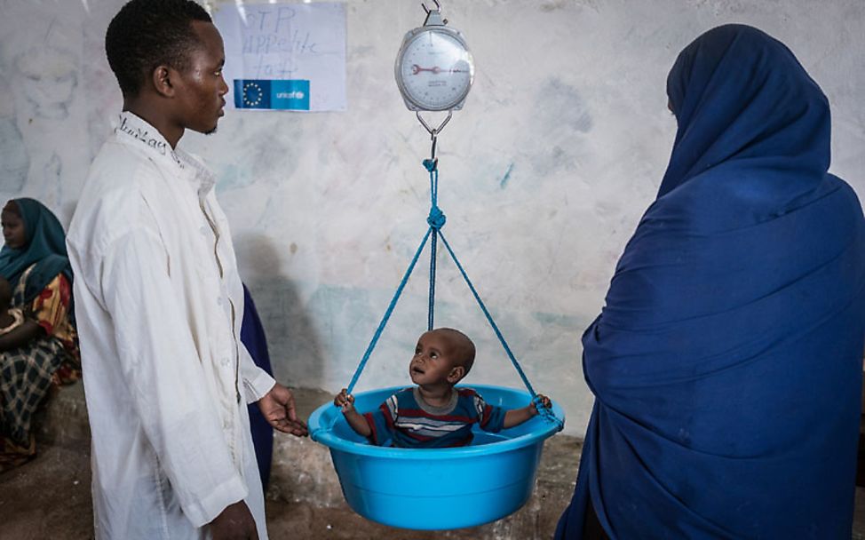 Somalia: Ein Kind wird gewogen und von Ernährungsexperten behandelt