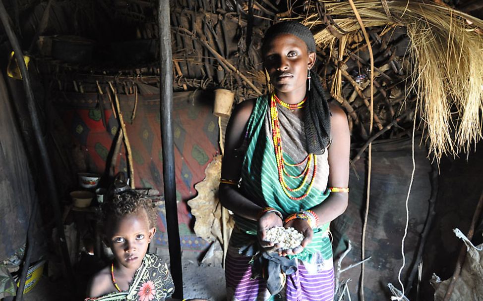 Kenia: Medinas Mutter zeigt ihre letzten Reste Mais