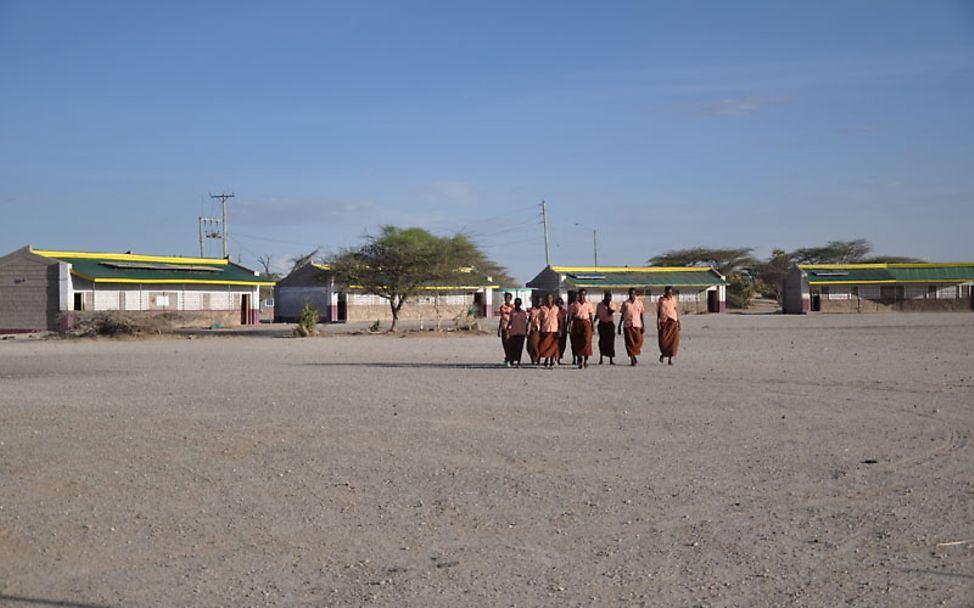 Kenia: Rahama mit ihren Freundinnen auf dem Schulhof