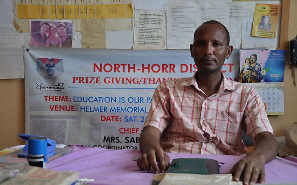 Kenia: Der Schulleiter Kimanzi Godana in seinem Büro