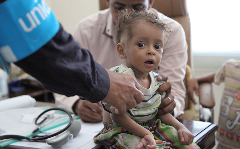 Jemen: Ein kleiner Junge wird von Helfern versorgt